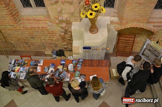 Zdjęcie w galerii na portalu naszraciborz.pl: Na zamku ruszyły 10. jubileuszowe Wiatraki wiadomości z regionu