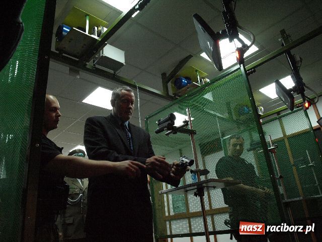 Zdjęcie w galerii na portalu naszraciborz.pl: Przewodniczący Wojnar chwycił za broń wiadomości z regionu