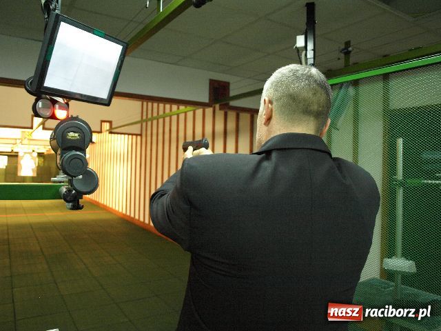 Zdjęcie w galerii na portalu naszraciborz.pl: Przewodniczący Wojnar chwycił za broń wiadomości z regionu