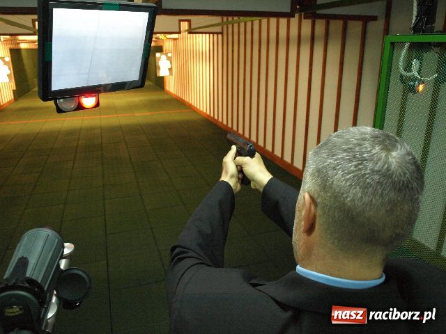 Zdjęcie w galerii na portalu naszraciborz.pl: Przewodniczący Wojnar chwycił za broń wiadomości z regionu