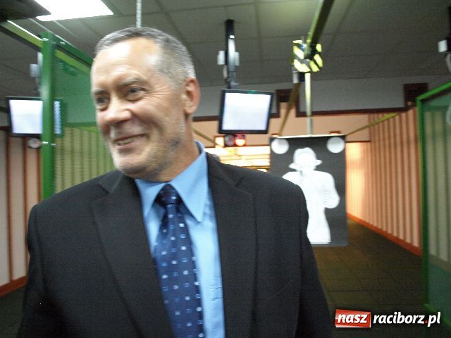 Zdjęcie w galerii na portalu naszraciborz.pl: Przewodniczący Wojnar chwycił za broń wiadomości z regionu