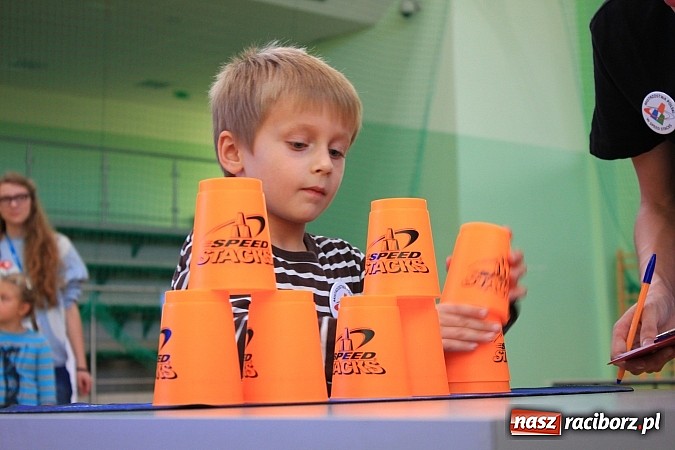 Zdjęcie w galerii na portalu naszraciborz.pl: 140 zawodników na Mistrzostwach Polski w Speed Stacks w Raciborzu wiadomości z regionu