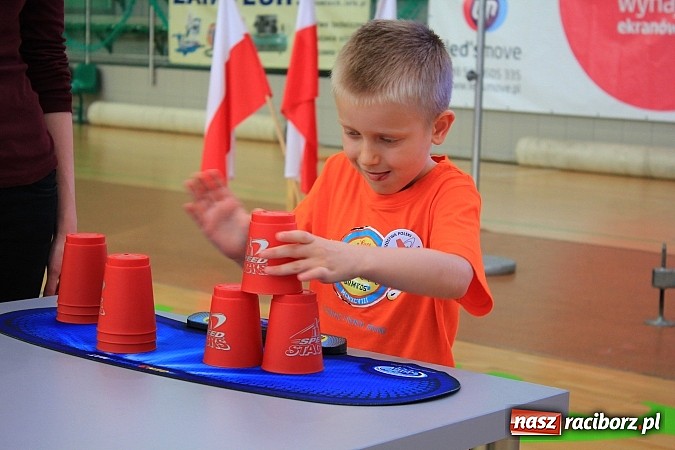 Zdjęcie w galerii na portalu naszraciborz.pl: 140 zawodników na Mistrzostwach Polski w Speed Stacks w Raciborzu wiadomości z regionu