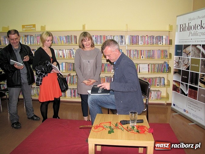 Zdjęcie w galerii na portalu naszraciborz.pl: Spacer po kruchym lodzie. Tochman w Raciborzu wiadomości z regionu