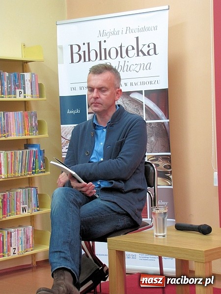 Zdjęcie w galerii na portalu naszraciborz.pl: Spacer po kruchym lodzie. Tochman w Raciborzu wiadomości z regionu