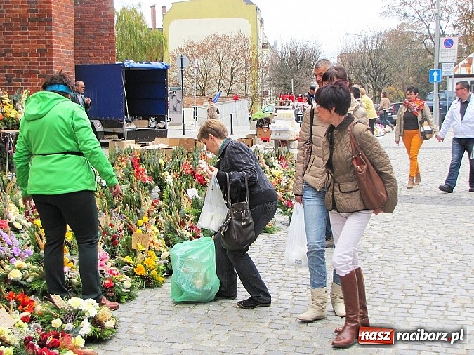 Zdjęcie w galerii na portalu naszraciborz.pl: Klasyczne białe znicze i ekologiczne stroiki na Wszystkich Świętych wiadomości z regionu