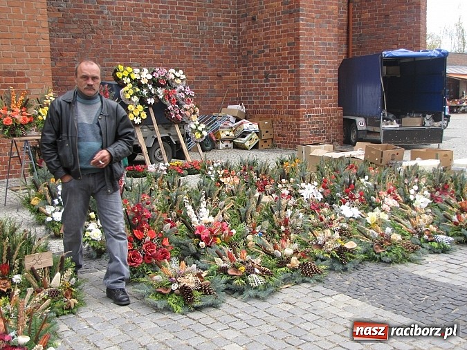 Zdjęcie w galerii na portalu naszraciborz.pl: Klasyczne białe znicze i ekologiczne stroiki na Wszystkich Świętych wiadomości z regionu