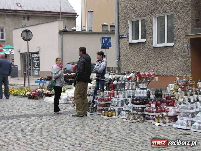 Zdjęcie w galerii na portalu naszraciborz.pl: Klasyczne białe znicze i ekologiczne stroiki na Wszystkich Świętych wiadomości z regionu
