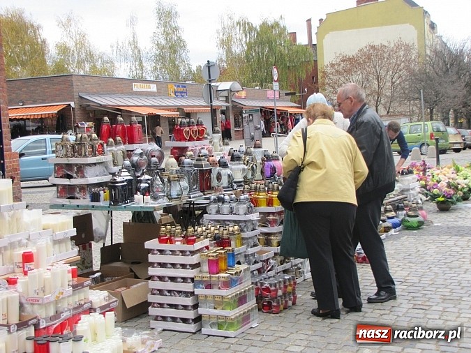 Zdjęcie w galerii na portalu naszraciborz.pl: Klasyczne białe znicze i ekologiczne stroiki na Wszystkich Świętych wiadomości z regionu