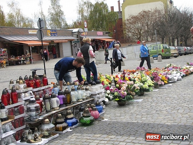 Zdjęcie w galerii na portalu naszraciborz.pl: Klasyczne białe znicze i ekologiczne stroiki na Wszystkich Świętych wiadomości z regionu
