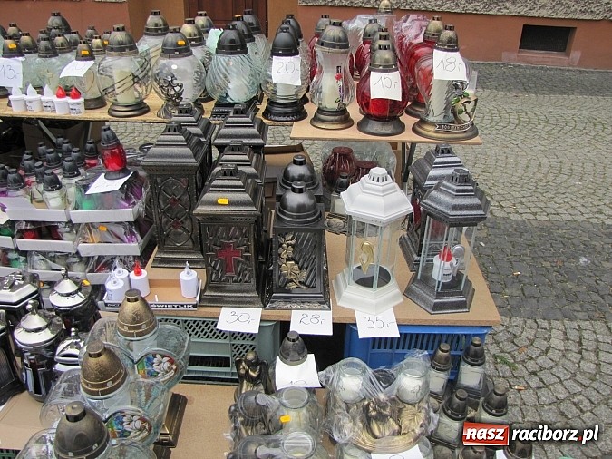 Zdjęcie w galerii na portalu naszraciborz.pl: Klasyczne białe znicze i ekologiczne stroiki na Wszystkich Świętych wiadomości z regionu