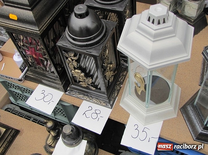 Zdjęcie w galerii na portalu naszraciborz.pl: Klasyczne białe znicze i ekologiczne stroiki na Wszystkich Świętych wiadomości z regionu