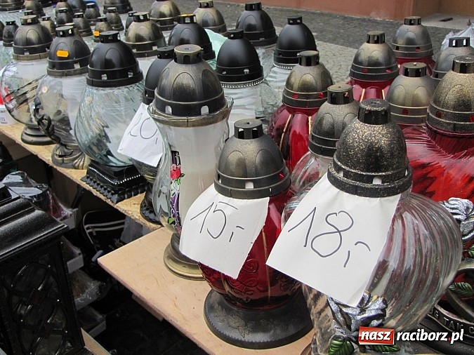 Zdjęcie w galerii na portalu naszraciborz.pl: Klasyczne białe znicze i ekologiczne stroiki na Wszystkich Świętych wiadomości z regionu
