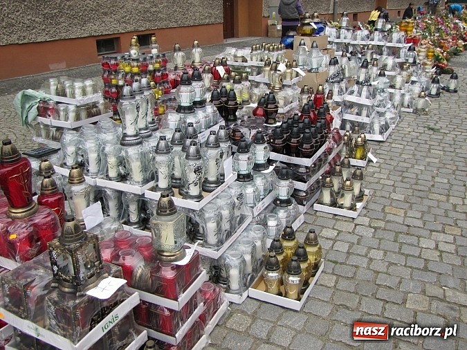 Zdjęcie w galerii na portalu naszraciborz.pl: Klasyczne białe znicze i ekologiczne stroiki na Wszystkich Świętych wiadomości z regionu