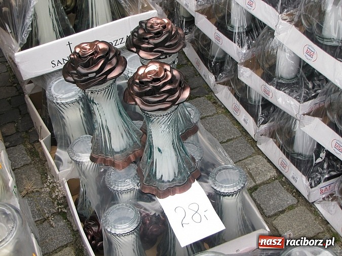 Zdjęcie w galerii na portalu naszraciborz.pl: Klasyczne białe znicze i ekologiczne stroiki na Wszystkich Świętych wiadomości z regionu