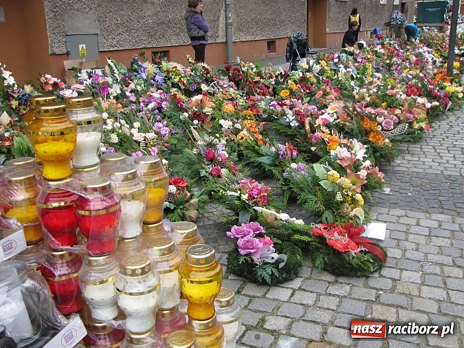 Zdjęcie w galerii na portalu naszraciborz.pl: Klasyczne białe znicze i ekologiczne stroiki na Wszystkich Świętych wiadomości z regionu
