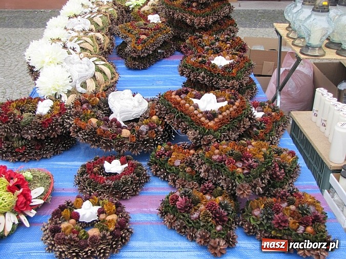 Zdjęcie w galerii na portalu naszraciborz.pl: Klasyczne białe znicze i ekologiczne stroiki na Wszystkich Świętych wiadomości z regionu