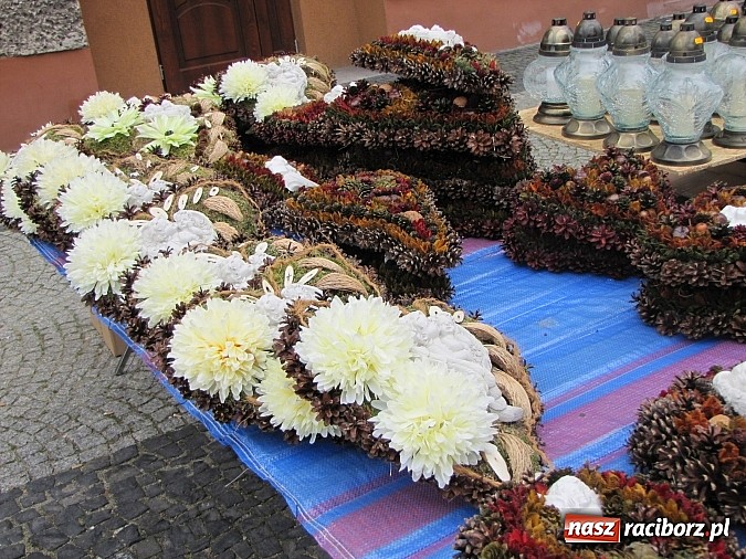Zdjęcie w galerii na portalu naszraciborz.pl: Klasyczne białe znicze i ekologiczne stroiki na Wszystkich Świętych wiadomości z regionu