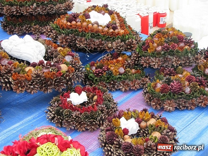 Zdjęcie w galerii na portalu naszraciborz.pl: Klasyczne białe znicze i ekologiczne stroiki na Wszystkich Świętych wiadomości z regionu