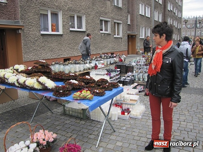Zdjęcie w galerii na portalu naszraciborz.pl: Klasyczne białe znicze i ekologiczne stroiki na Wszystkich Świętych wiadomości z regionu