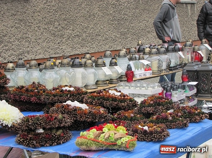 Zdjęcie w galerii na portalu naszraciborz.pl: Klasyczne białe znicze i ekologiczne stroiki na Wszystkich Świętych wiadomości z regionu
