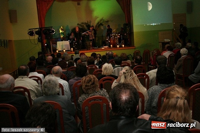 Zdjęcie w galerii na portalu naszraciborz.pl: Muzyczne Zaduszki z Przecinkiem wiadomości z regionu