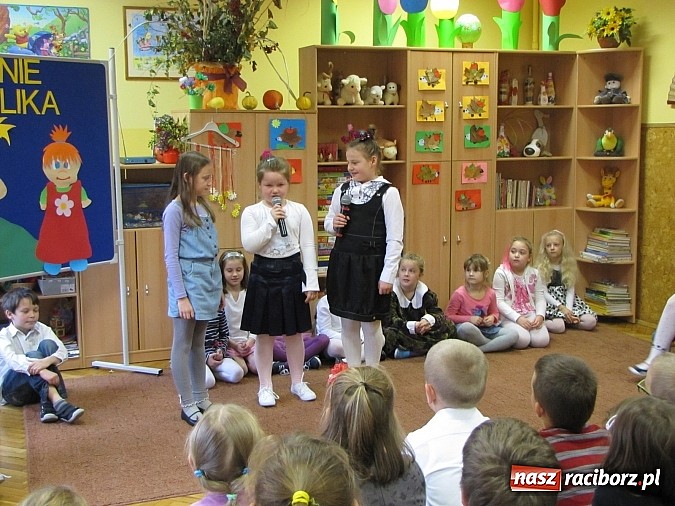 Zdjęcie w galerii na portalu naszraciborz.pl: Ponad 50 uczniów SP 13 pasowanych na Świetliki wiadomości z regionu