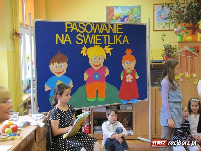 Zdjęcie w galerii na portalu naszraciborz.pl: Ponad 50 uczniów SP 13 pasowanych na Świetliki wiadomości z regionu