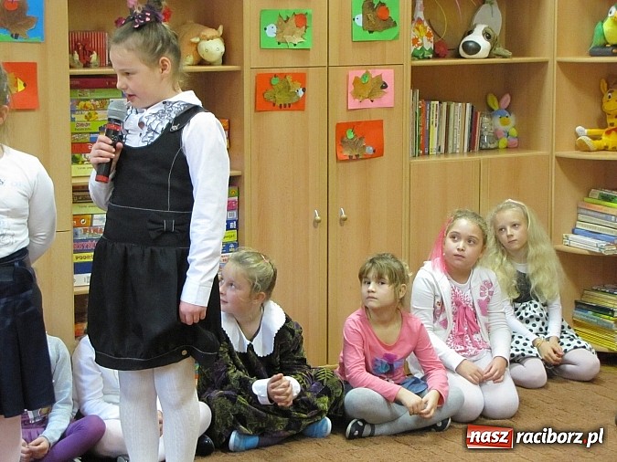 Zdjęcie w galerii na portalu naszraciborz.pl: Ponad 50 uczniów SP 13 pasowanych na Świetliki wiadomości z regionu