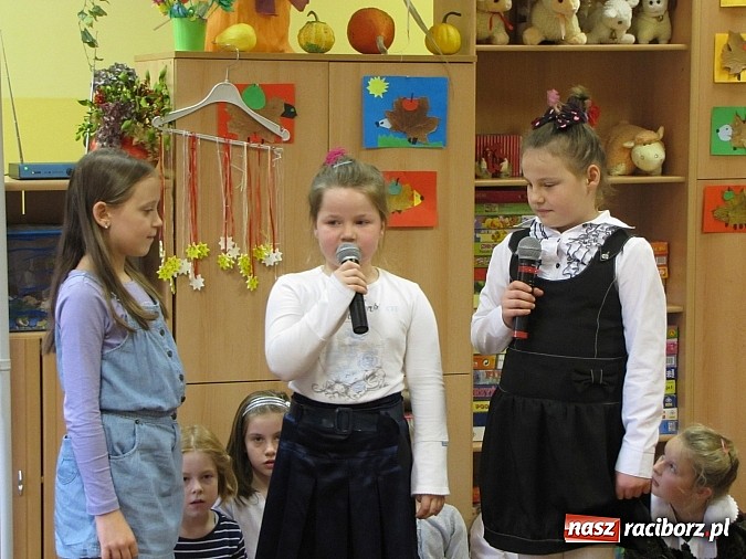 Zdjęcie w galerii na portalu naszraciborz.pl: Ponad 50 uczniów SP 13 pasowanych na Świetliki wiadomości z regionu