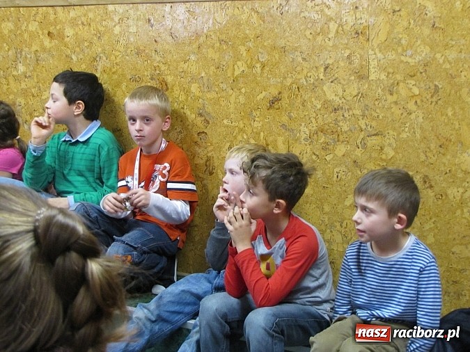 Zdjęcie w galerii na portalu naszraciborz.pl: Ponad 50 uczniów SP 13 pasowanych na Świetliki wiadomości z regionu