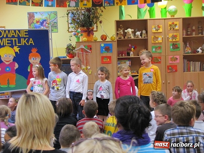 Zdjęcie w galerii na portalu naszraciborz.pl: Ponad 50 uczniów SP 13 pasowanych na Świetliki wiadomości z regionu