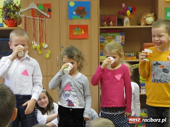 Zdjęcie w galerii na portalu naszraciborz.pl: Ponad 50 uczniów SP 13 pasowanych na Świetliki wiadomości z regionu