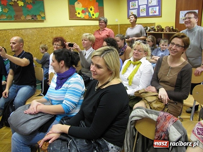 Zdjęcie w galerii na portalu naszraciborz.pl: Ponad 50 uczniów SP 13 pasowanych na Świetliki wiadomości z regionu