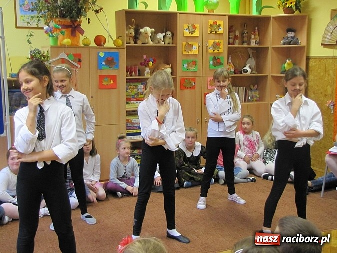 Zdjęcie w galerii na portalu naszraciborz.pl: Ponad 50 uczniów SP 13 pasowanych na Świetliki wiadomości z regionu