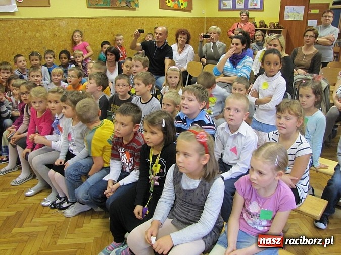 Zdjęcie w galerii na portalu naszraciborz.pl: Ponad 50 uczniów SP 13 pasowanych na Świetliki wiadomości z regionu