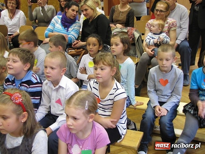 Zdjęcie w galerii na portalu naszraciborz.pl: Ponad 50 uczniów SP 13 pasowanych na Świetliki wiadomości z regionu