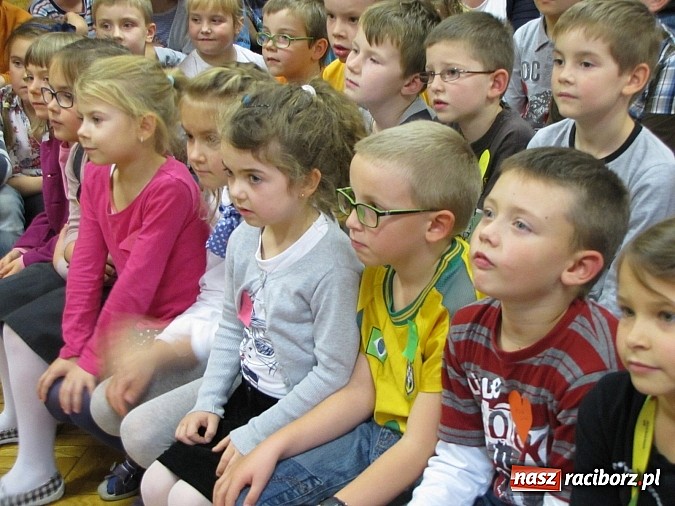 Zdjęcie w galerii na portalu naszraciborz.pl: Ponad 50 uczniów SP 13 pasowanych na Świetliki wiadomości z regionu