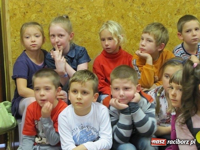 Zdjęcie w galerii na portalu naszraciborz.pl: Ponad 50 uczniów SP 13 pasowanych na Świetliki wiadomości z regionu