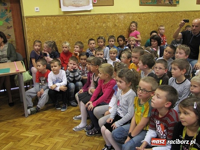 Zdjęcie w galerii na portalu naszraciborz.pl: Ponad 50 uczniów SP 13 pasowanych na Świetliki wiadomości z regionu