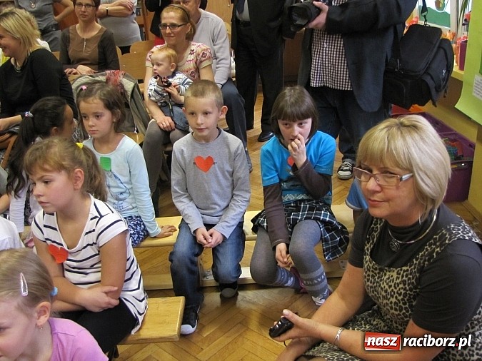 Zdjęcie w galerii na portalu naszraciborz.pl: Ponad 50 uczniów SP 13 pasowanych na Świetliki wiadomości z regionu