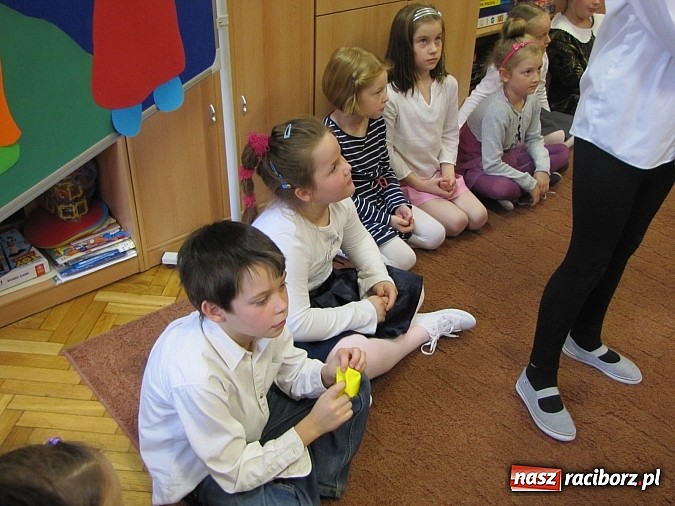 Zdjęcie w galerii na portalu naszraciborz.pl: Ponad 50 uczniów SP 13 pasowanych na Świetliki wiadomości z regionu