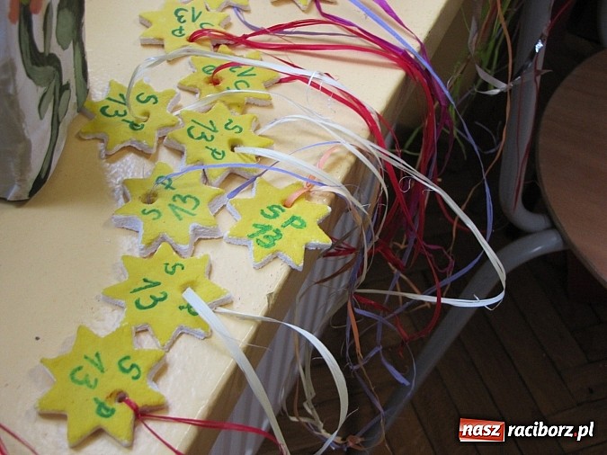 Zdjęcie w galerii na portalu naszraciborz.pl: Ponad 50 uczniów SP 13 pasowanych na Świetliki wiadomości z regionu