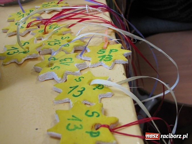 Zdjęcie w galerii na portalu naszraciborz.pl: Ponad 50 uczniów SP 13 pasowanych na Świetliki wiadomości z regionu