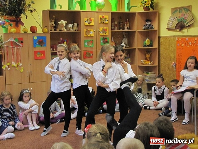 Zdjęcie w galerii na portalu naszraciborz.pl: Ponad 50 uczniów SP 13 pasowanych na Świetliki wiadomości z regionu