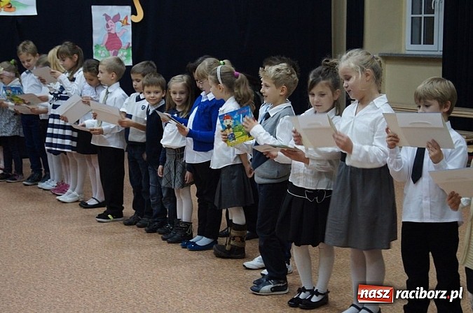 Zdjęcie w galerii na portalu naszraciborz.pl: Dołączyli do grona uczniów - pasowanie w SP 4 wiadomości z regionu