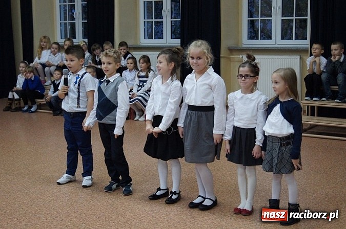 Zdjęcie w galerii na portalu naszraciborz.pl: Dołączyli do grona uczniów - pasowanie w SP 4 wiadomości z regionu
