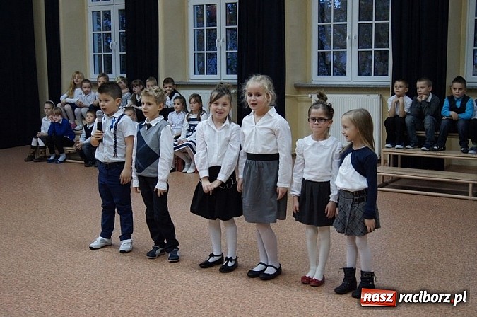 Zdjęcie w galerii na portalu naszraciborz.pl: Dołączyli do grona uczniów - pasowanie w SP 4 wiadomości z regionu