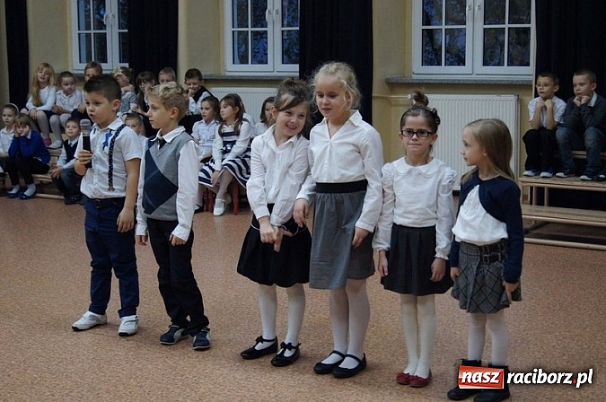 Zdjęcie w galerii na portalu naszraciborz.pl: Dołączyli do grona uczniów - pasowanie w SP 4 wiadomości z regionu