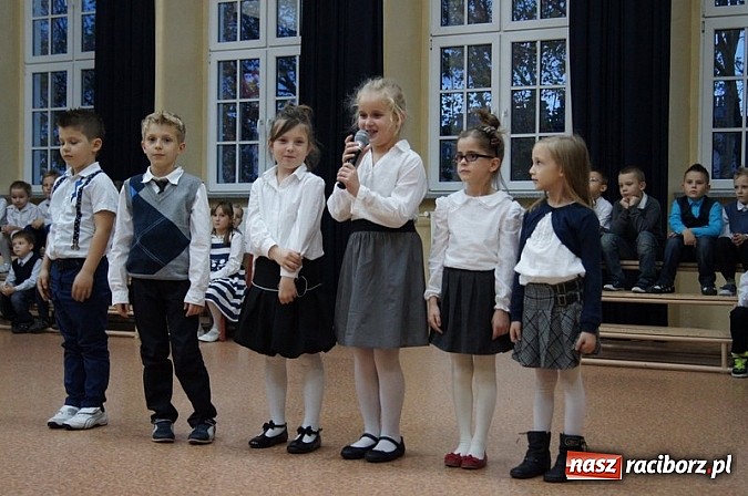 Zdjęcie w galerii na portalu naszraciborz.pl: Dołączyli do grona uczniów - pasowanie w SP 4 wiadomości z regionu